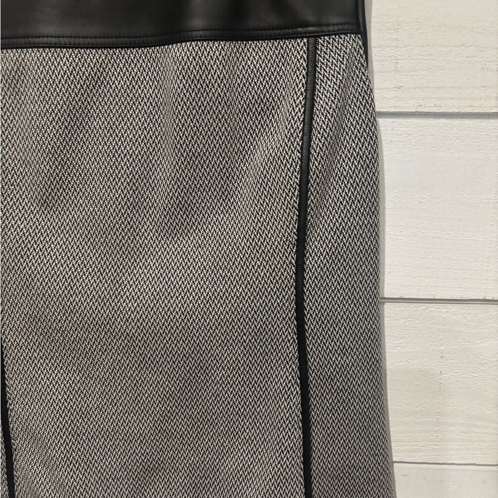 Theory Modern Seamed Shell
Leather Detailing Black and Gray in size 0 - Picture 7 of 14